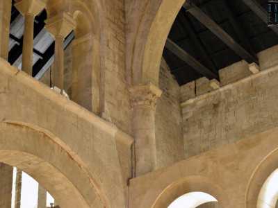 ...inaugurata da semicolonne dai capitelli lavorati